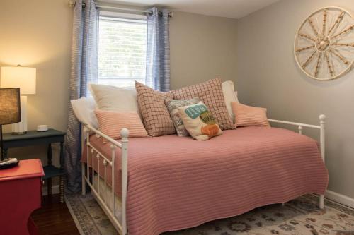 een slaapkamer met een bed met kussens en een raam bij Lake Daze Landing in Greer