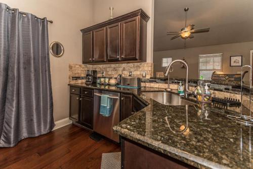 una cucina con un lavello e un piano di lavoro di Modern Family Vacation Home a Boiling Springs