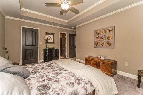una camera da letto con un letto e un ventilatore a soffitto di Modern Family Vacation Home a Boiling Springs