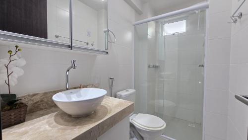 a bathroom with a sink and a toilet and a shower at Frente Mar Bessa João Pessoa in João Pessoa