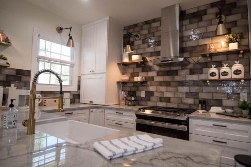 een keuken met een spoelbak en een fornuis bovenste oven bij Pink Door Cottage in Greer