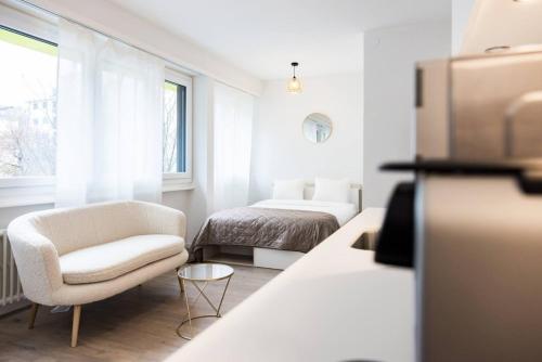 The Mini Minimalist Free Parking في Pully: غرفة بيضاء بسريرين وكرسي