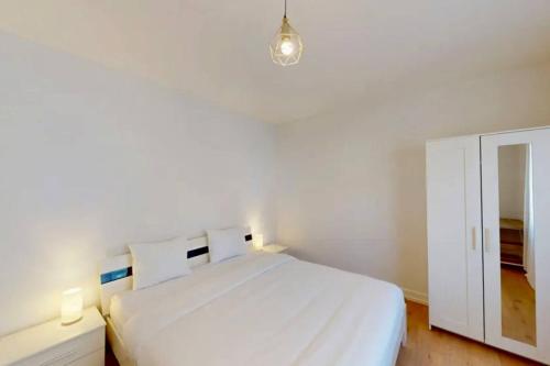 Ένα ή περισσότερα κρεβάτια σε δωμάτιο στο Spacious Minimalist Prilly 2BR Free Parking