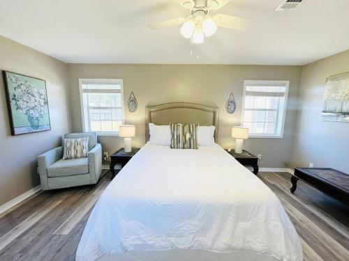 ein Schlafzimmer mit einem Bett, einem Sofa und einem Ventilator in der Unterkunft Eastgate 18B beautiful townhouse in Hammond