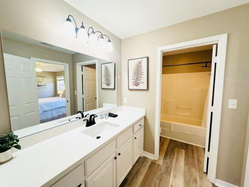 ein Badezimmer mit Waschbecken und großem Spiegel in der Unterkunft Eastgate 18B beautiful townhouse in Hammond