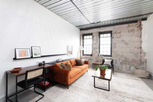 una sala de estar con un sofá y una mesa en Chic Double Queen Apt Walking Distance to Fiserv, en Milwaukee