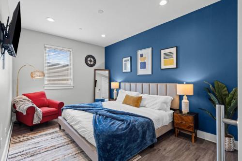 Postel nebo postele na pokoji v ubytování The Charming 2BD In the Heart of Fort Worth