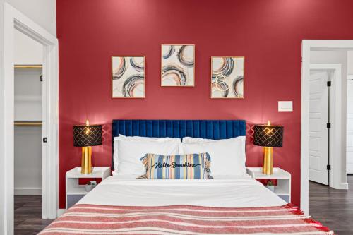 Postel nebo postele na pokoji v ubytování The Ruby 2BD In the Heart of FW