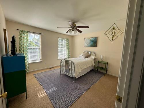 Ένα ή περισσότερα κρεβάτια σε δωμάτιο στο Battlefield Getaway