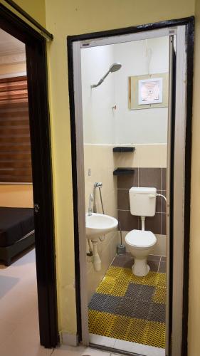 クライにあるPlus Homestayのトイレと洗面台のあるバスルーム