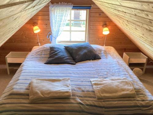 Ένα ή περισσότερα κρεβάτια σε δωμάτιο στο 4 person holiday home in Hagby