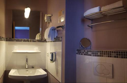 Koupelna v ubytování Brit Hotel Le Surcouf