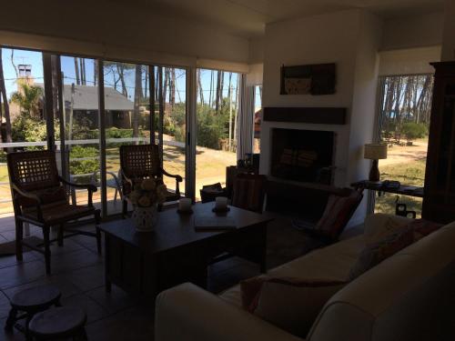 ein Wohnzimmer mit Sofa und Tisch in der Unterkunft Nomeolvides Ocean Park Casa in Ocean Park