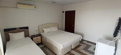 a small room with two beds in a room at Marin Apart Arsuz in Arsuz