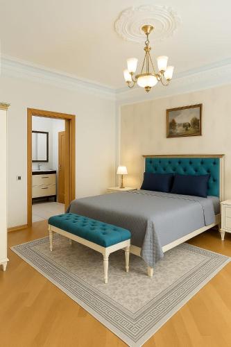 เตียงในห้องที่ Veluna Apartments