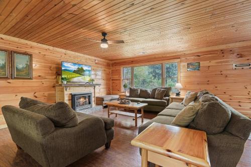 TV/trung tâm giải trí tại Cozy Cabin Sleeps 10 Hot Tub Pool Table Arcade