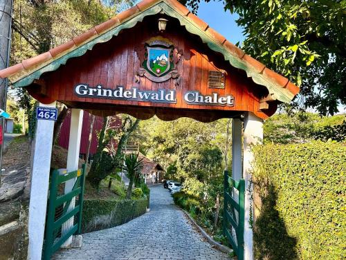 een bord voor een kerkelijke kapel in een tuin bij Chalé Colonial Aconchegante a 5 Min do Centro in Nova Friburgo