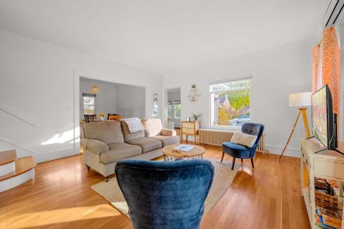 ein Wohnzimmer mit Sofa und Tisch in der Unterkunft Navigate Stays Serene Retreat in Minneapolis in Richfield