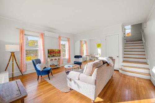 ein Wohnzimmer mit einer Couch und einer Treppe in der Unterkunft Navigate Stays Serene Retreat in Minneapolis in Richfield