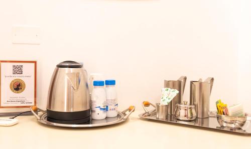 a coffee pot on a tray next to other appliances at B&B Gaudio in San Marco Argentano