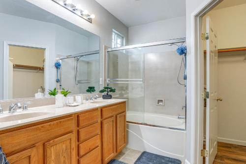 Koupelna v ubytování Extended-Stay Ready! Elk Grove Unit with Pool Access