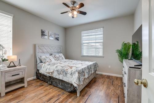 Postel nebo postele na pokoji v ubytování Extended-Stay Ready! Elk Grove Unit with Pool Access