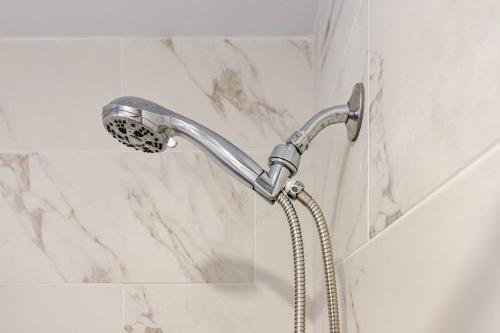 ロサンゼルスにあるCozy Guesthouse by Universal Studiosの浴室のシャワーヘッド付きシャワー