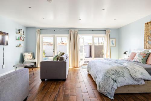 ロサンゼルスにあるCozy Guesthouse by Universal Studiosのベッドとソファと窓のある寝室