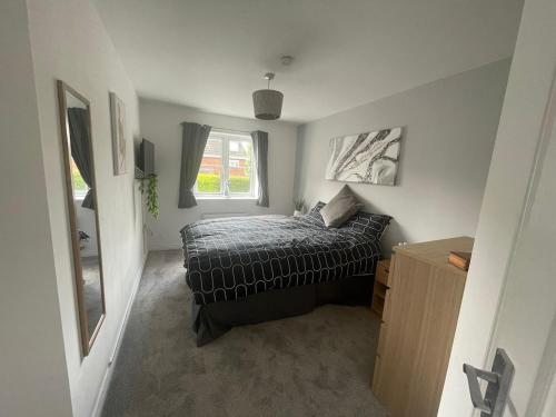 ein kleines Schlafzimmer mit einem Bett und einem Fenster in der Unterkunft Flat in Filton Mod Rolls Royce gkn in Bristol