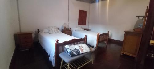 ein Schlafzimmer mit 2 Betten und einem Stuhl darin in der Unterkunft Jesús del Monte in Santa Brígida