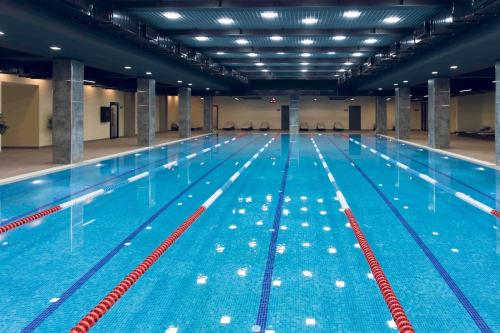 une piscine vide dans un grand bâtiment dans l'établissement Apartment baku, à Baku
