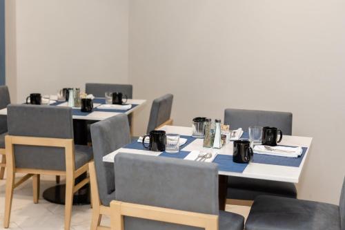 Ein Restaurant oder anderes Speiselokal in der Unterkunft Crowne Plaza Orlando-Downtown by IHG 