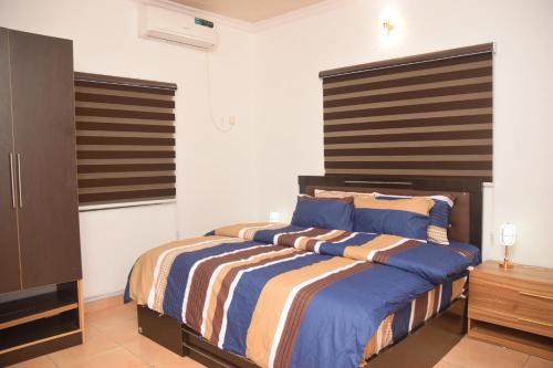 イケジャにあるAgathos Apartmentのベッドとテレビのある寝室