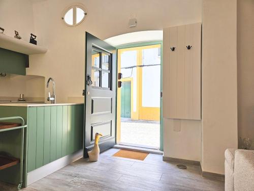 a kitchen with a door leading to a yard at Casa Tradicional in Évora