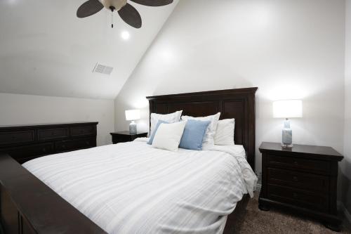 Postel nebo postele na pokoji v ubytování Nostalgic PoolJacuzzi Home: GameRm1.8 Mi 2Disney