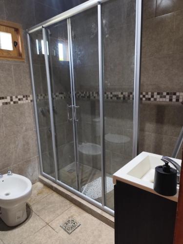 een badkamer met douche, toilet en wastafel bij la shey sauce in Sauce Viejo