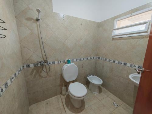 ein Badezimmer mit Toilette und Waschbecken in der Unterkunft Keóken a la vuelta del casino in Caleta Olivia