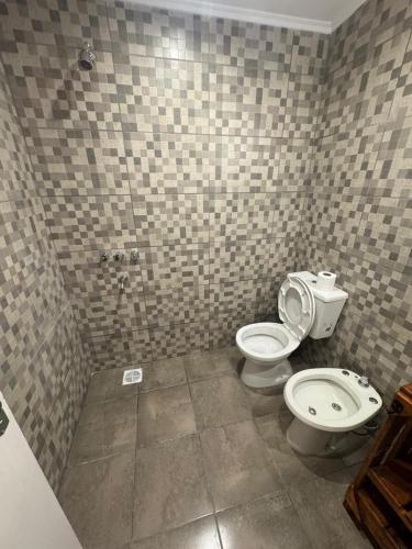 a bathroom with a toilet and a sink at Colon 533 Mono-Ambiente in Reconquista
