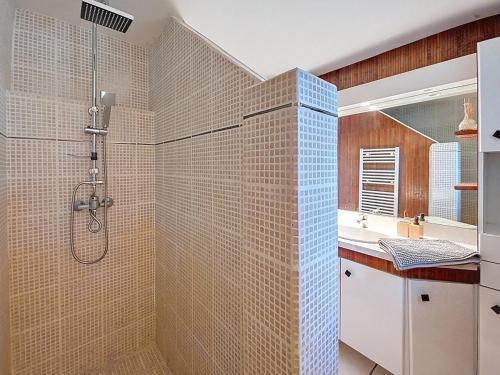 Ένα μπάνιο στο Maison calme avec jacuzzi privé aux portes de Rennes