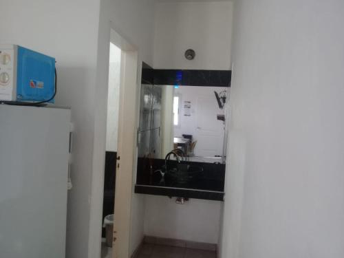 ヴィラ・カルロス・パスにあるHotel Suiza STの洗面台と鏡のあるバスルーム