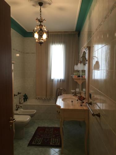 Un baño con lavabo, inodoro y bañera. en Brodolini, en San Donato di Lecce