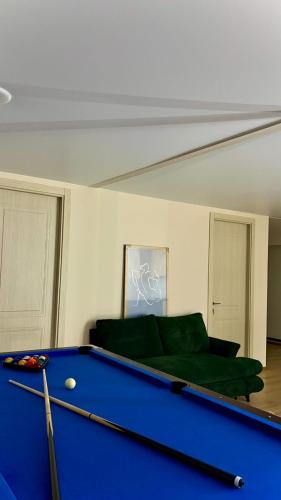 Τραπέζι μπιλιάρδου στο RedLine Hostel & Pool bar