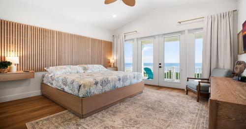 Ένα ή περισσότερα κρεβάτια σε δωμάτιο στο Beachfront Escape with Pool & Spa