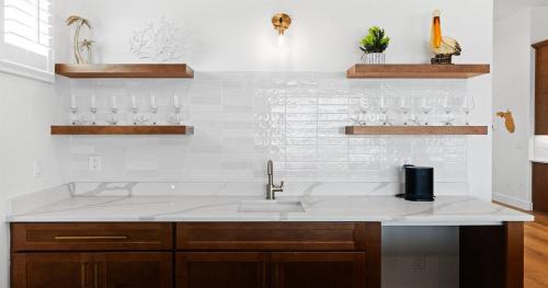 Η κουζίνα ή μικρή κουζίνα στο Beachfront Escape with Pool & Spa