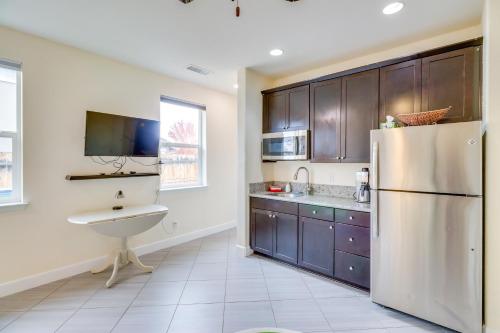 Η κουζίνα ή μικρή κουζίνα στο Hike, Play and Unwind Charming Reno Unit