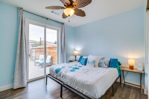 Ένα ή περισσότερα κρεβάτια σε δωμάτιο στο Hike, Play and Unwind Charming Reno Unit