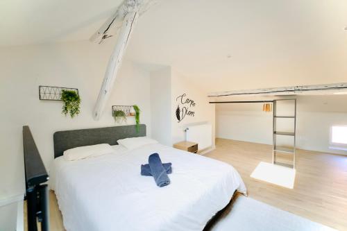 Un dormitorio con una cama con una cruz azul. en Moderne au cœur de ville, en Saint-Étienne