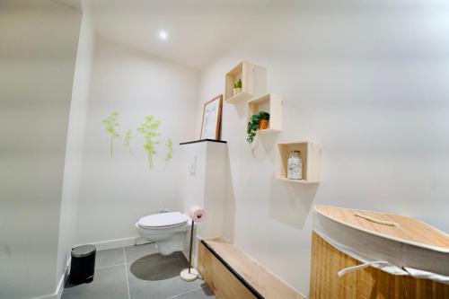 un baño con inodoro y lavabo en Moderne au cœur de ville, en Saint-Étienne