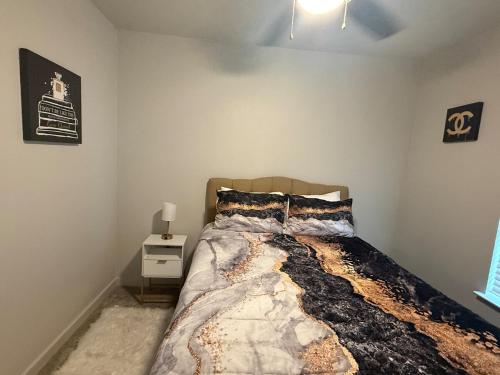 ein Schlafzimmer mit einem Bett mit einer Bettdecke und Kissen in der Unterkunft 1B1B Luxury with City view in Dallas