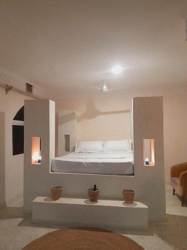 迪亚尼海滩Romantic Double Room at Villa Paradise的房间里有一张床和一张沙发的卧室